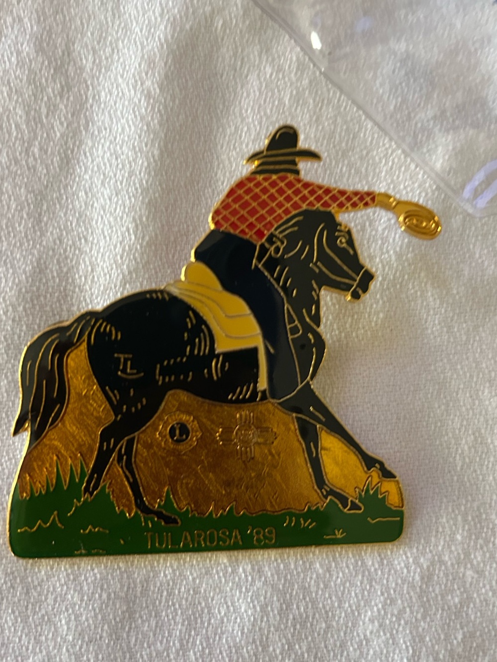 Tularosa New Mexico 1989 Buckaroo Cowboy on Horse Rope Pin Double Pin